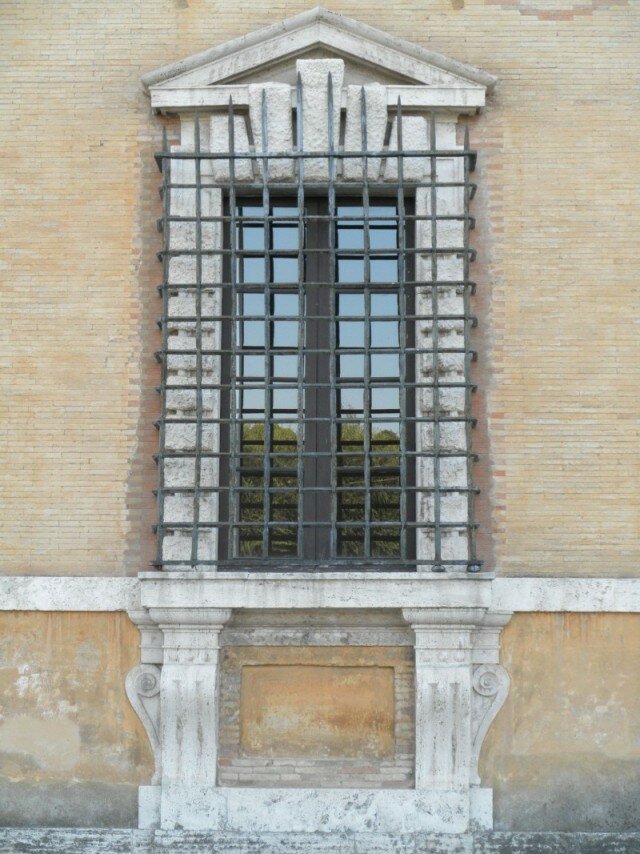 Roma, Villa Giulia 1551-53 , finestra inginocchiata della facciata principale su disegno di Jacopo Barozzi da Vignola (foto M. Morbidelli, 2011).