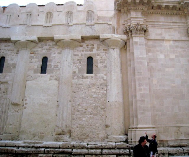 Siracusa, l’Athenaion del V secolo a. C., fatto realizzare da Gelone e trasformato nel VII secolo d. C. in chiesa cristiana.