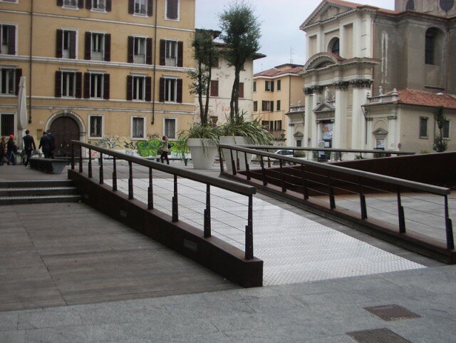 Brescia, Piazzetta San Domenico, integrazione scala-rampa.