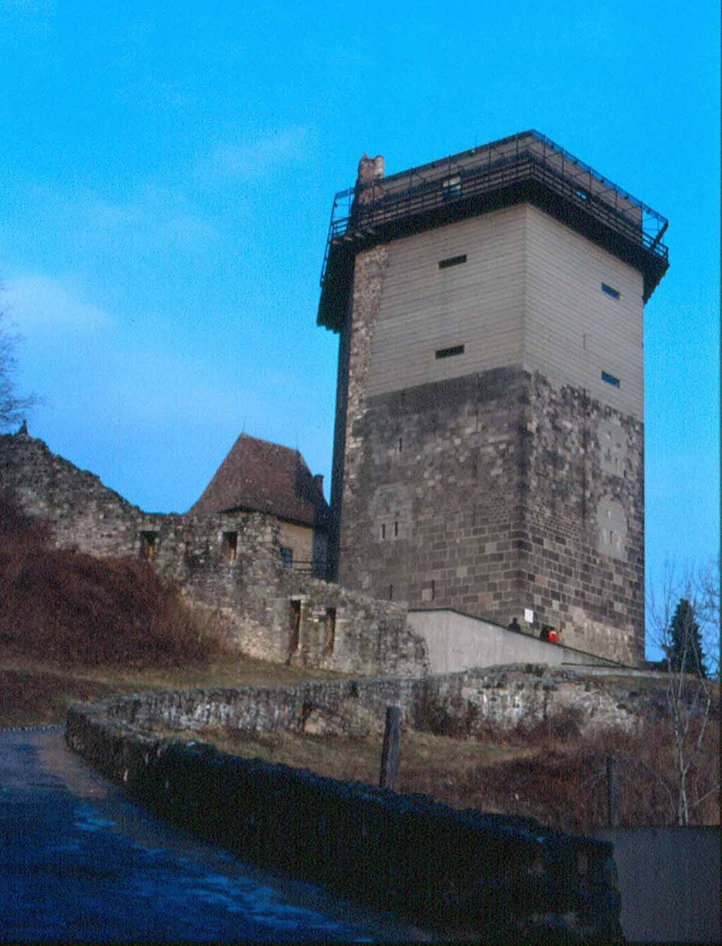 Visegrád (Ungheria), Torre di Salomone, XIII sec., reintegrazione del volume esterno, con tecnica simile al ‘rigatino’ (arch. J. Sedlmayr, 1963-66).