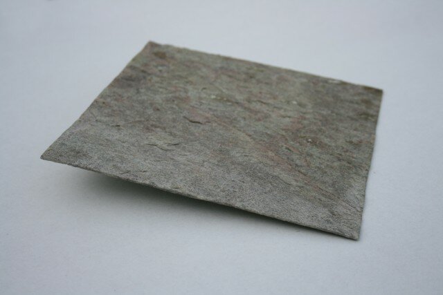 Porzione di pietra laminata accoppiata sul retro ad un sottile strato di vetroresina.